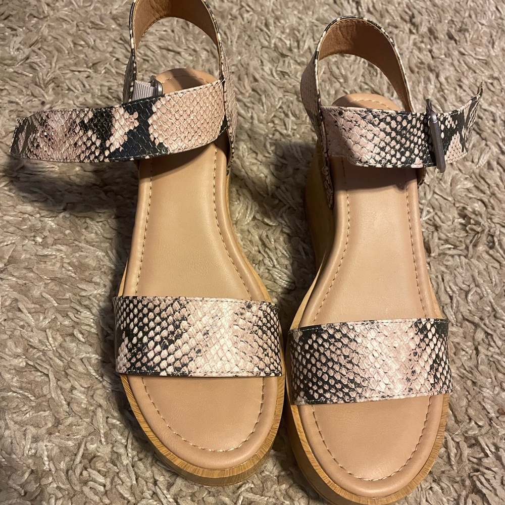 Universal Thread Snakeskin Platforms